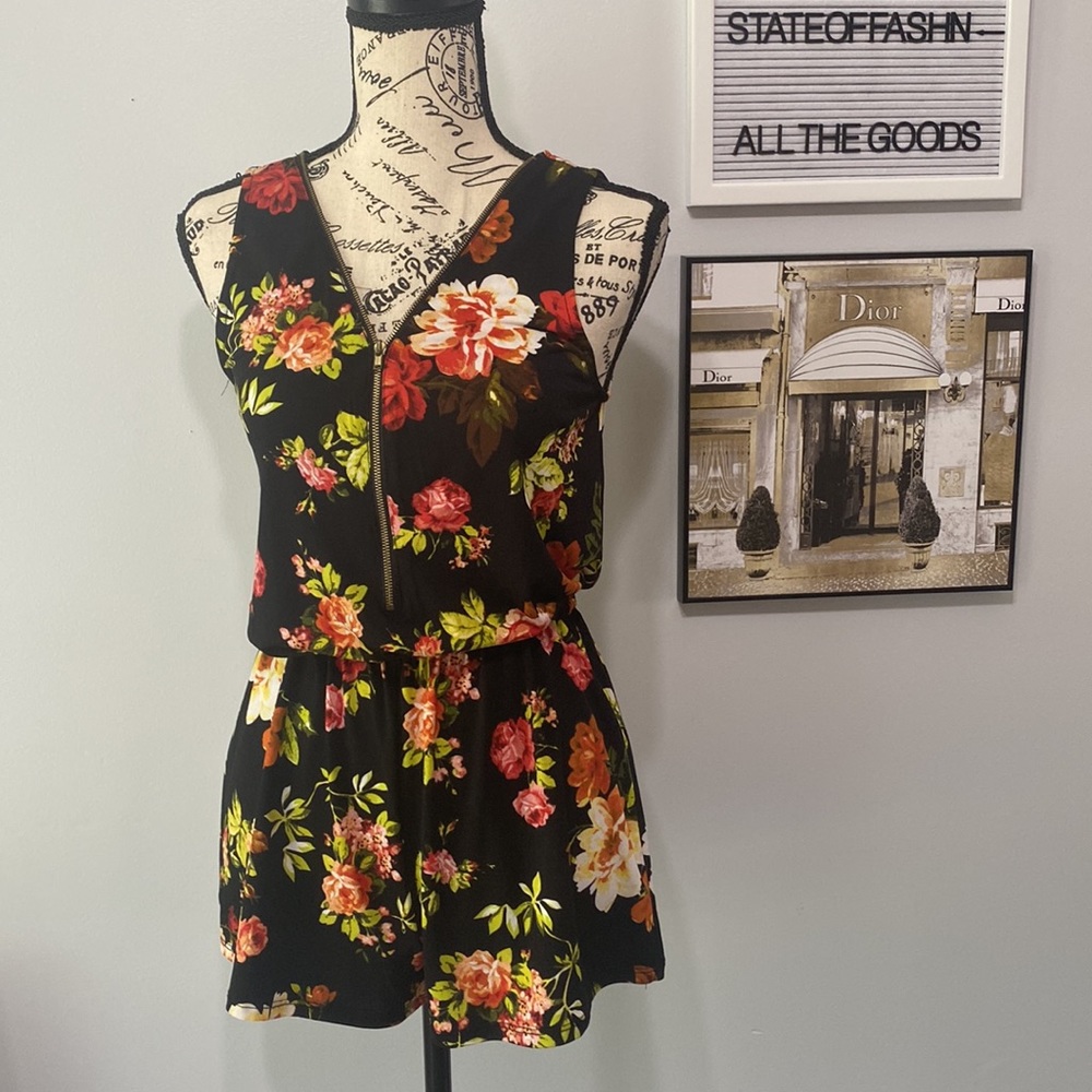 Papaya black/red floral zip-up Sleeveless romper size small